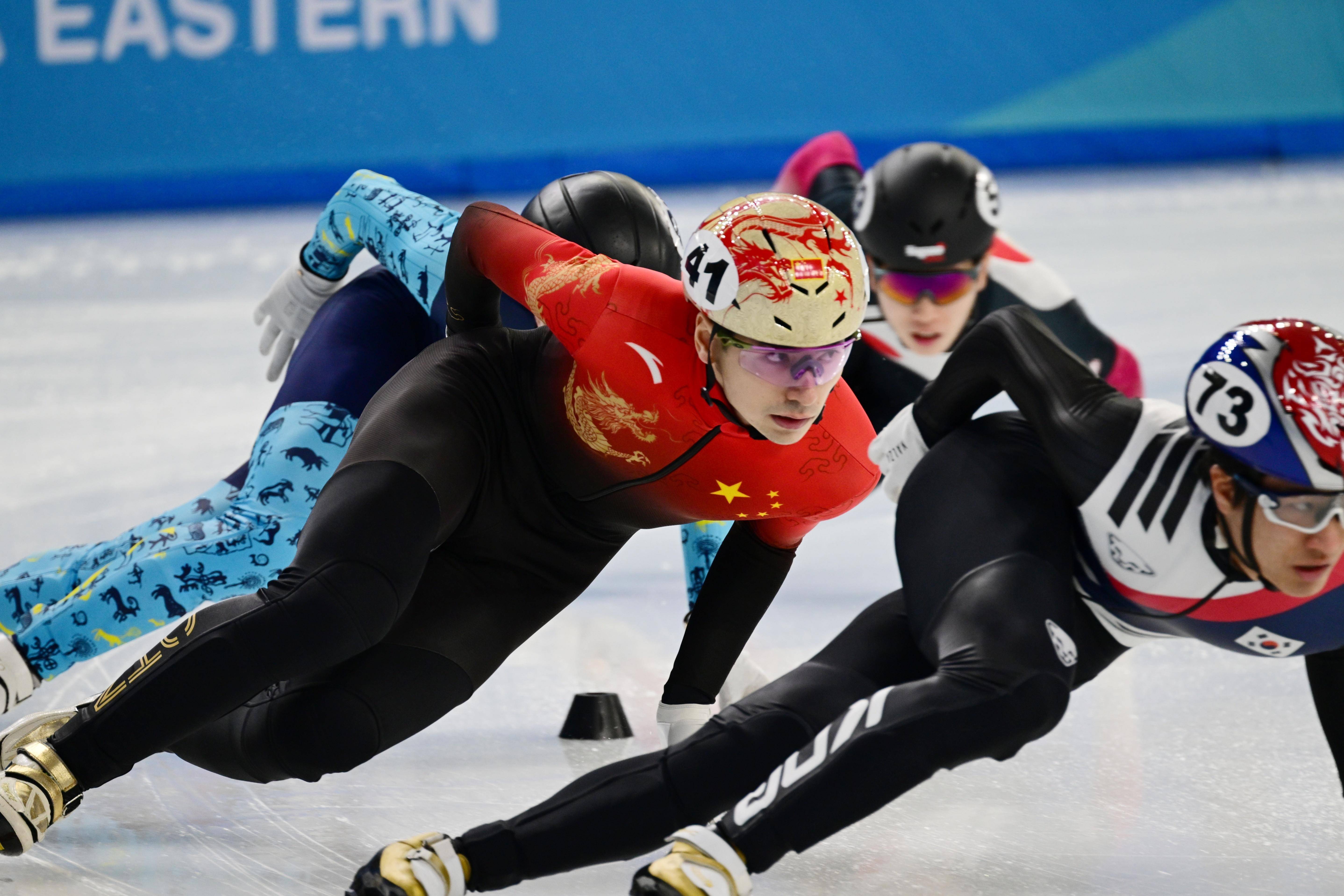 关于短道速滑比赛上中国选手一路领先，轻松夺冠的信息