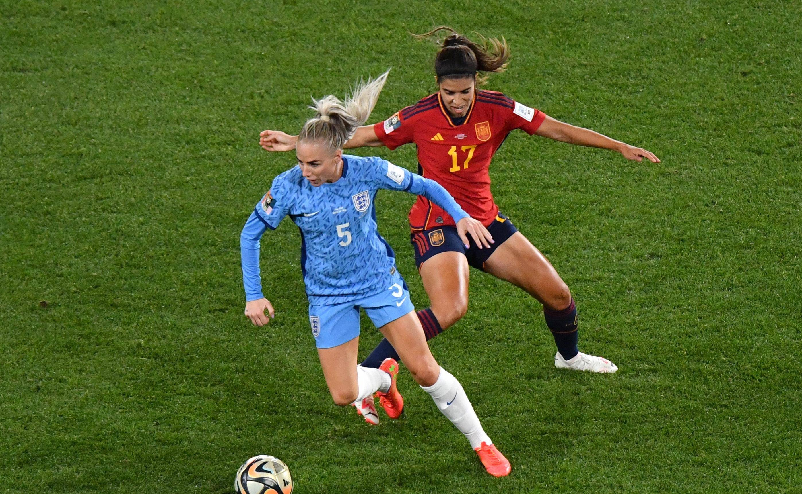 华体会课程-国际足球比赛中，女运动员实力出众