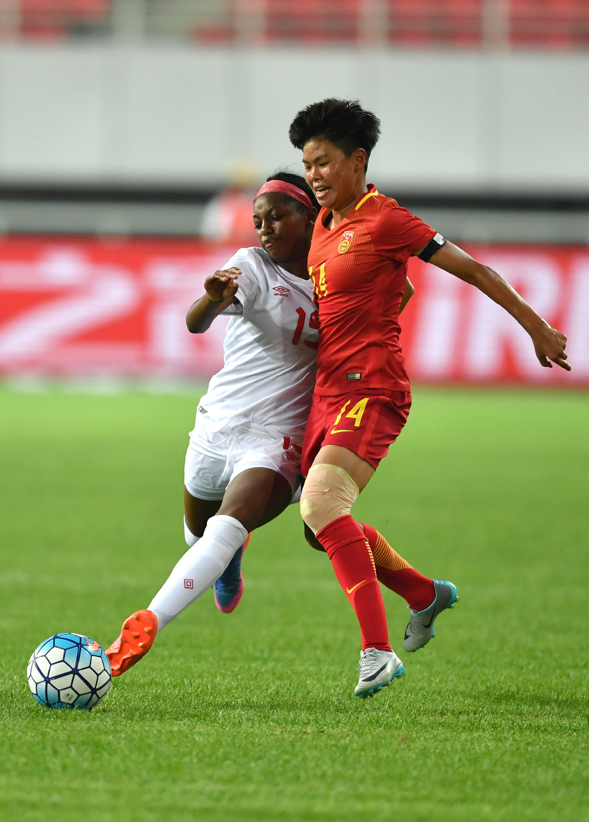 国际足球比赛中，女运动员实力出众