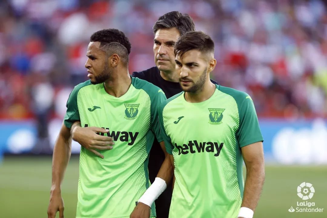 包含格拉纳达实力碾压，轻取对手收获胜利的词条