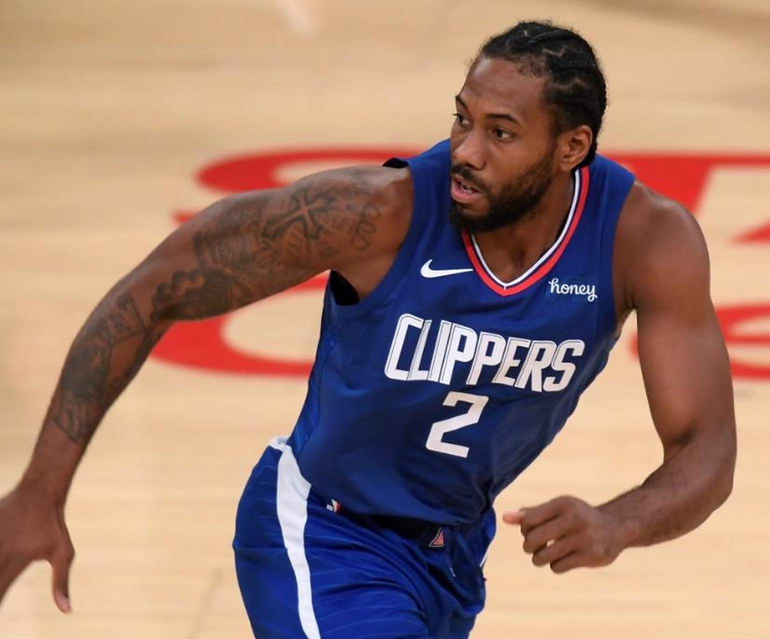 NBA比赛结果：快船队力克太阳队取得胜利