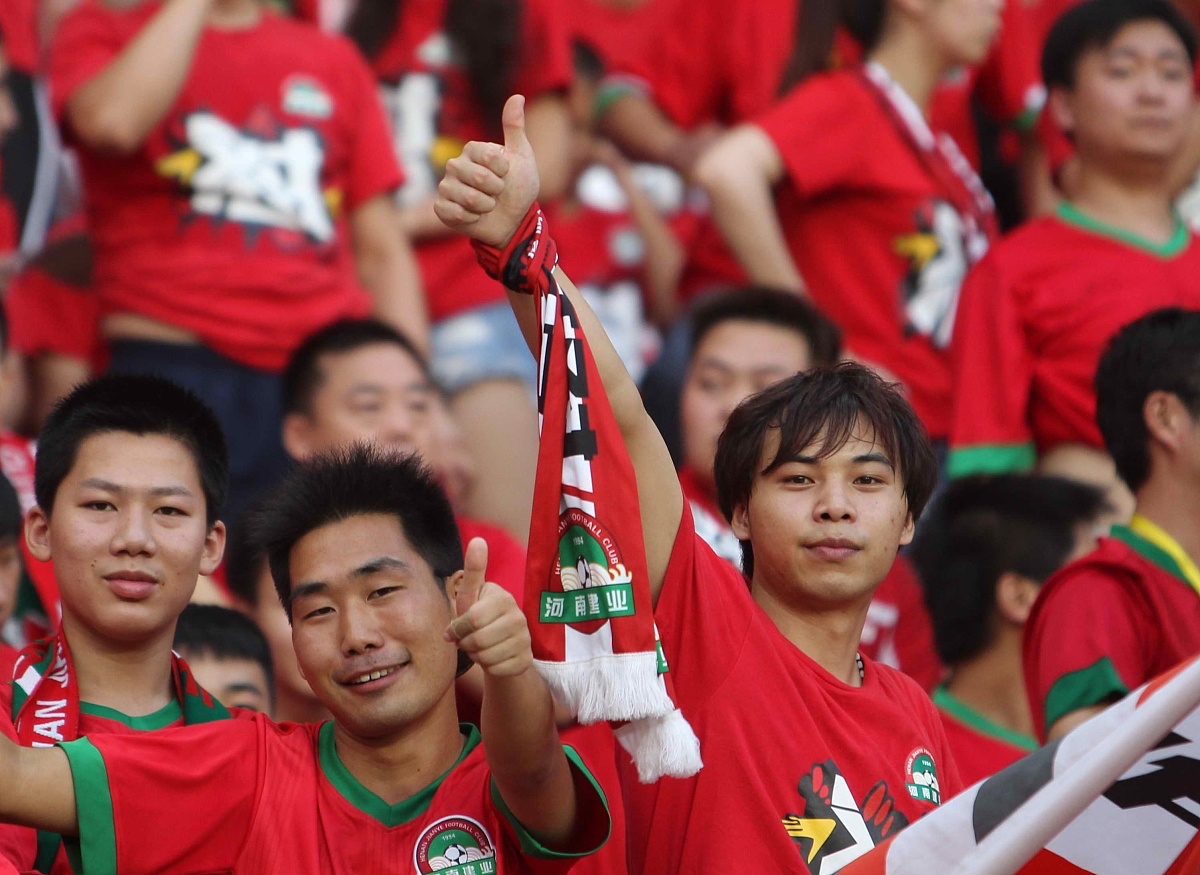 华体会娱乐-纷纷扰扰足球赛场，球员奋力拼搏的简单介绍