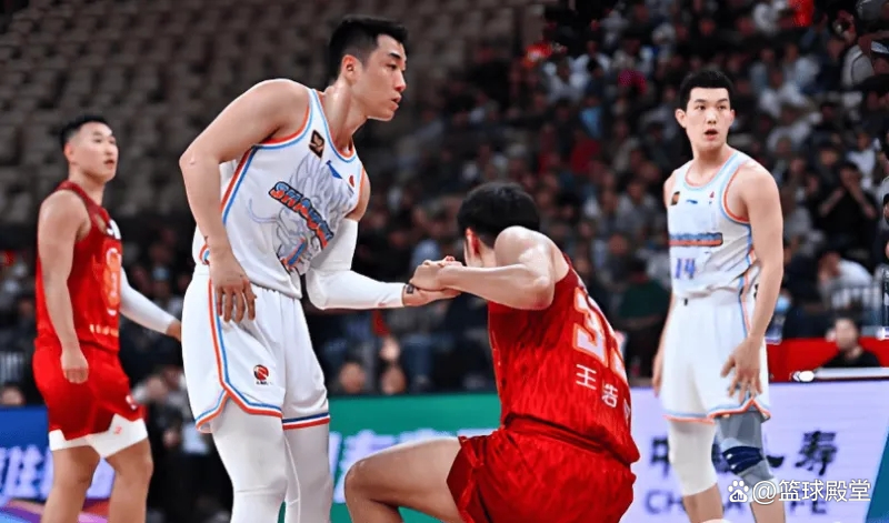 山东男篮大胜对手，队员们合力取得胜利