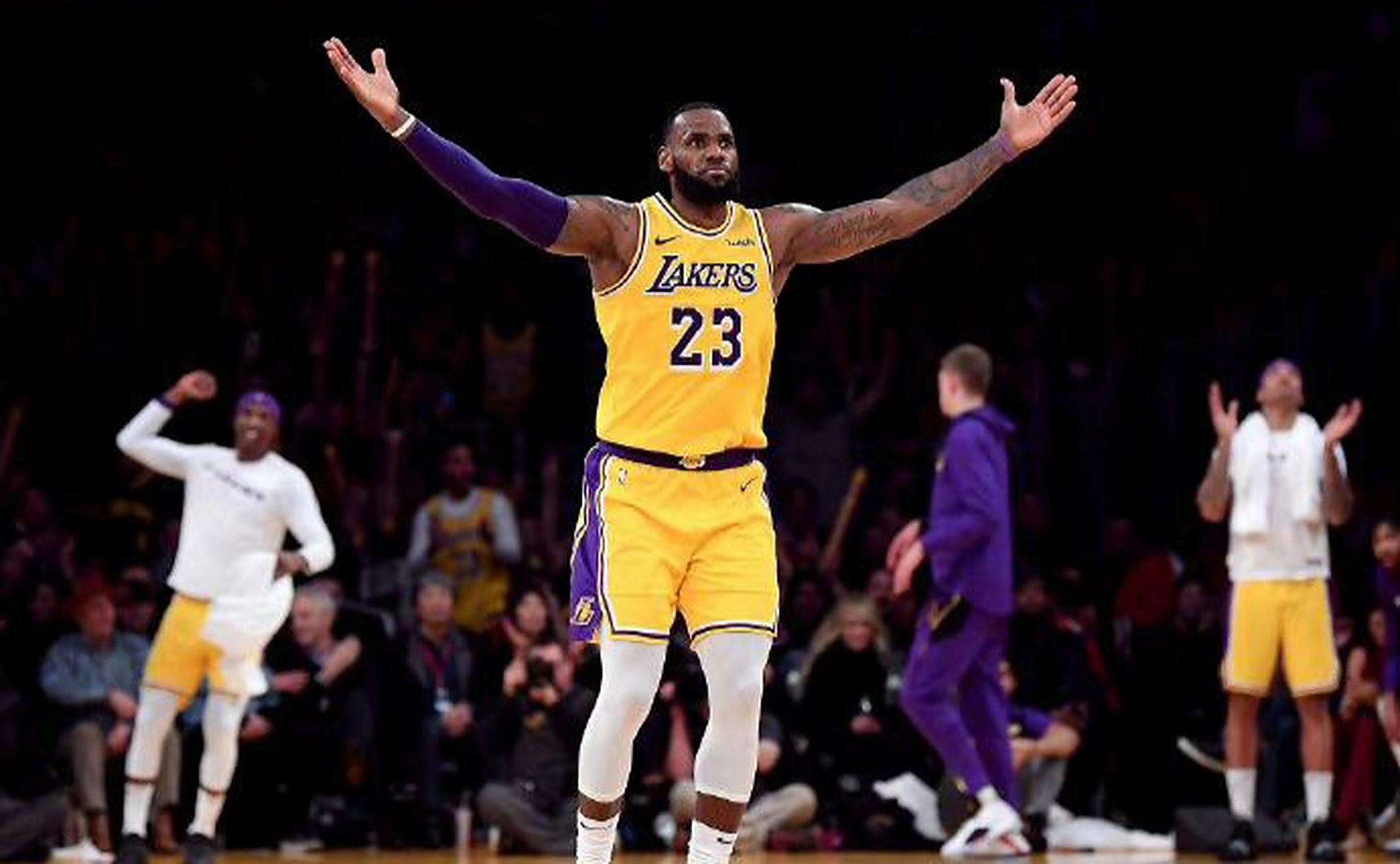 华体会下载-湖人客场惨败掘金，詹姆斯难掩失望