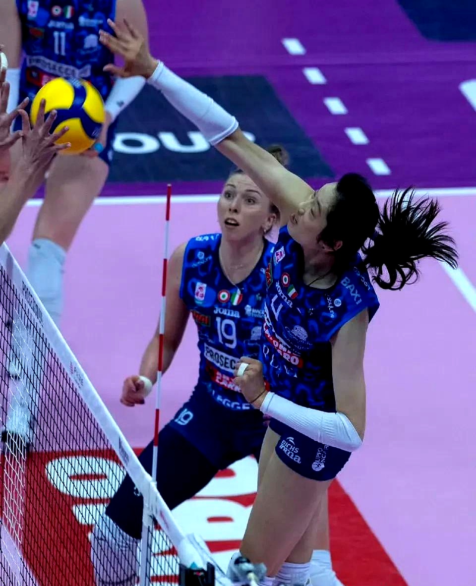 比赛终场前上演惊天逆转，球迷欢欣鼓舞